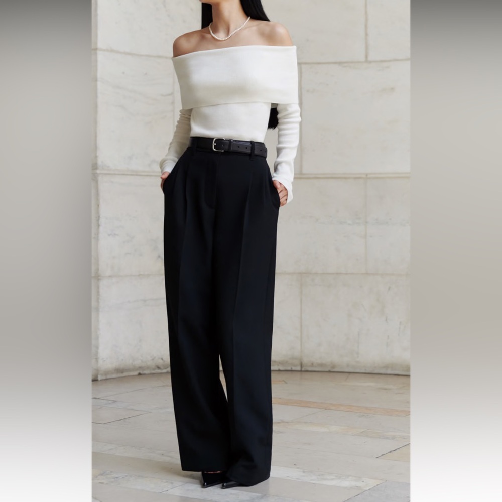 Aritzia Effortless black pants size 2 new with tags.